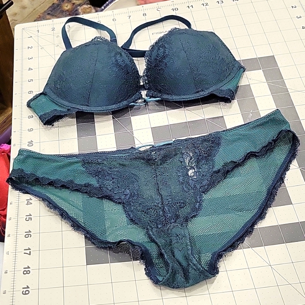 Adore Me bra and panty set emerald green lace EUC